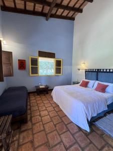 圣卡洛斯La Vaca Tranquila的一间卧室设有一张大床和一个窗户。