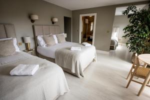 杜林Coastal View House的酒店客房设有两张床和一张桌子。
