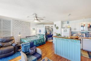 瓦克拉Golfer’s Lava Cove的厨房以及带沙发床的起居室。
