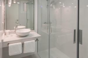 坎加斯德穆拉索朱卡玛酒店的白色的浴室设有水槽和淋浴。