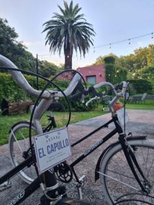 科洛尼亚-德尔萨克拉门托蚕茧酒店的一辆停放在车牌上的自行车