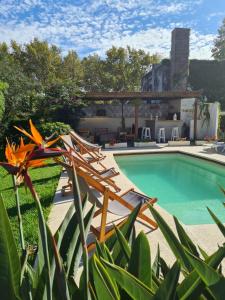 科洛尼亚-德尔萨克拉门托蚕茧酒店的一个带躺椅的游泳池以及度假村