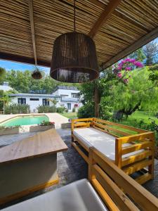 科洛尼亚-德尔萨克拉门托蚕茧酒店的一个带床和桌子的庭院