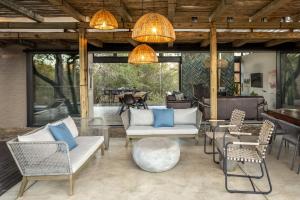 斯库库扎Rixile Kruger Lodge的户外庭院配有桌椅和桌子。