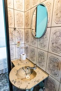 马利西亚斯Maré Alta Suites - Maresias的浴室设有水槽和墙上的镜子