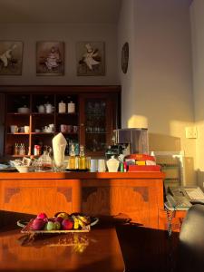 卡兰巴卡埃帕维利斯米特奥拉套房酒店 的厨房配有桌子上的水果碗柜台