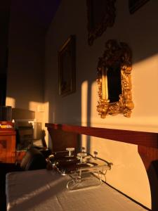 卡兰巴卡埃帕维利斯米特奥拉套房酒店 的一面墙上的镜子,床边