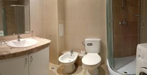 金沙Europroperties Bendita Mare Apartments的浴室配有卫生间、盥洗盆和淋浴。