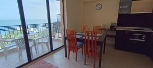 金沙Europroperties Bendita Mare Apartments的客房设有带桌椅的阳台。