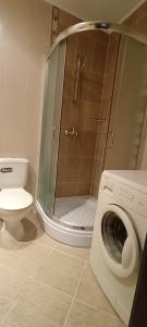 金沙Europroperties Bendita Mare Apartments的带淋浴和洗衣机的浴室
