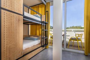 杜布罗夫尼克佩特拉海滨旅舍的一间带双层床的卧室和一个阳台