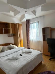 苏恰瓦Special apartment NADEVA的卧室配有一张大白色床和窗户