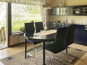 SvanesundHoliday home Svanesund VI的厨房配有桌椅