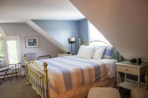 奥甘奎特伯恩住宿加早餐旅馆的一间卧室配有一张蓝色墙壁的床