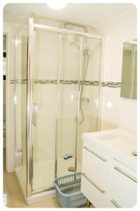 马恩河畔维列Appartement confortable entre Paris et Disney的浴室里设有玻璃门淋浴