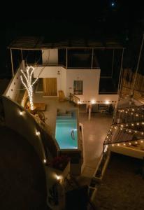 特鲁希略Infinity House的夜间船上的游泳池,灯光照亮