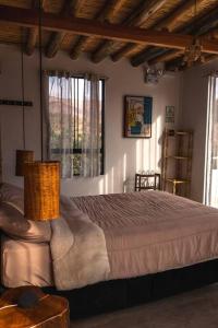 特鲁希略Infinity House的一间卧室设有一张大床和一个窗户。