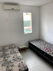 大坎皮纳Casa para temporada - São João 2024的一间卧室设有两张床和窗户。