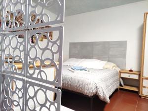 卡夏La Casina di Enea的一间卧室配有一张床,一个金属门配有床