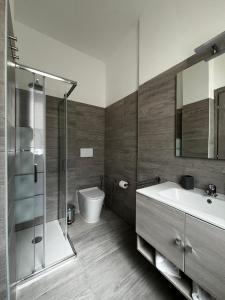 贝加莫SLEEP & FLY Bergamo Centro的一间带水槽、淋浴和卫生间的浴室