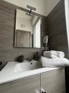 贝加莫SLEEP & FLY Bergamo Centro的浴室设有白色水槽和镜子