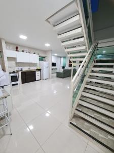 嘎林海斯港Casa em Porto de Galinhas by AFT的房屋内有楼梯的白色厨房