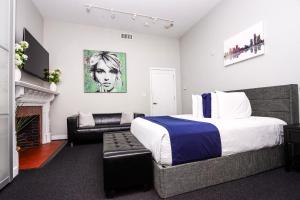 Large Stylish Newbury Street Studio w/ Kitchen