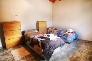 马拉圭Aire Montañas的一间带两张床和梳妆台的卧室