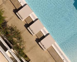 普拉基亚斯普拉基亚斯阿波罗酒店的椅子和水池的顶部景色