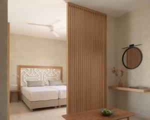 普拉基亚斯普拉基亚斯阿波罗酒店的一间卧室配有一张床、一张桌子和一面镜子