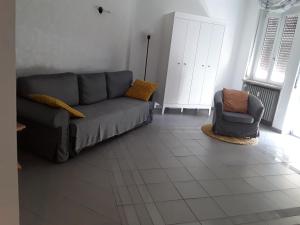维罗纳Residenza Locatelli的客厅配有沙发和椅子