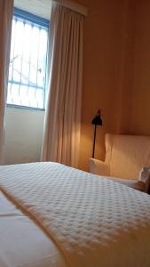 波哥大Candelaria House Boutique的卧室配有白色的床和窗户。