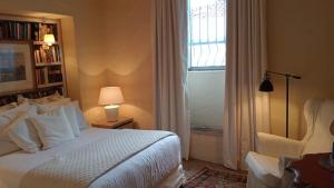 波哥大Candelaria House Boutique的卧室配有白色的床和窗户。