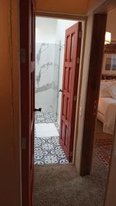 波哥大Candelaria House Boutique的通往卧室的开放式门,卧室设有玻璃淋浴间