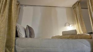 波哥大Casa Samor La Candelaria的一间卧室配有一张床和镜子