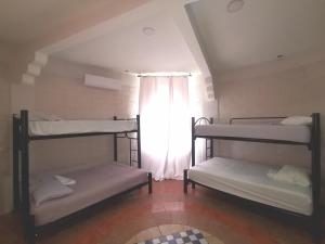 帕伦克Mitico El Castillo的客房设有三张双层床和一扇窗户。