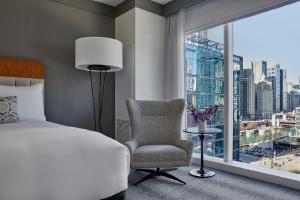 芝加哥芝加哥洛斯酒店的卧室配有床、椅子和窗户。