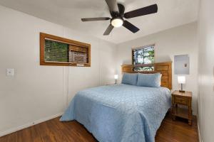 克恩维尔The Sequoia House的一间卧室配有一张床和吊扇
