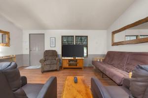 克恩维尔The Sequoia House的带沙发和平面电视的客厅