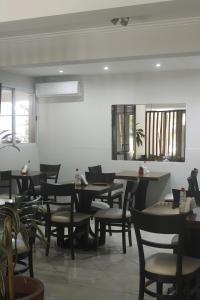 门多萨西耶娜酒店的用餐室设有桌椅和窗户。