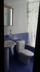 诺哈Holiday的蓝色和白色的浴室设有卫生间和水槽