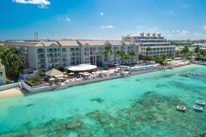 乔治敦Grand Cayman Marriott Resort的享有度假胜地和海洋的空中景致
