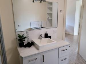 拜恩斯代尔Sunset Manor Stays- Pet Friendly Unit Bairnsdale的白色的浴室设有水槽和镜子