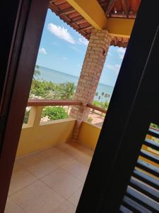 帕赖帕巴Village Lagoinha Ceará的客房设有海景阳台。