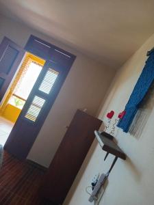 帕赖帕巴Village Lagoinha Ceará的一间带蓝色门的卧室和一间带桌子的房间