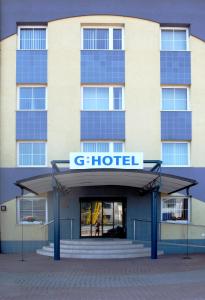 日利纳日利纳贾尼酒店的带有读酒店标志的酒店大楼