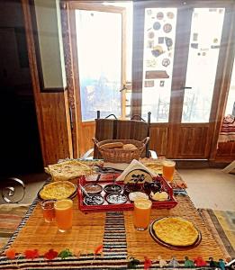 IzilaneGîte de montagne Azilane的一张桌子,上面放着一个食品和饮料托盘