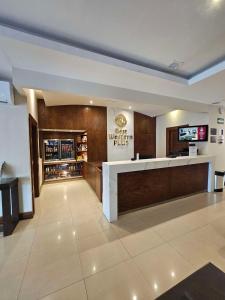 奇瓦瓦Best Western Plus Chihuahua Aeropuerto的快餐店的大堂,带柜台