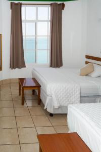 弗洛勒斯阿米莉亚卡萨酒店的酒店客房设有两张床和窗户。