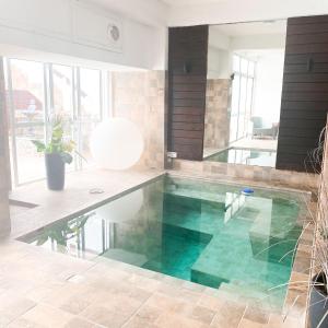皮里亚波利斯卢汉酒店的一座房子里带绿松石水的游泳池
